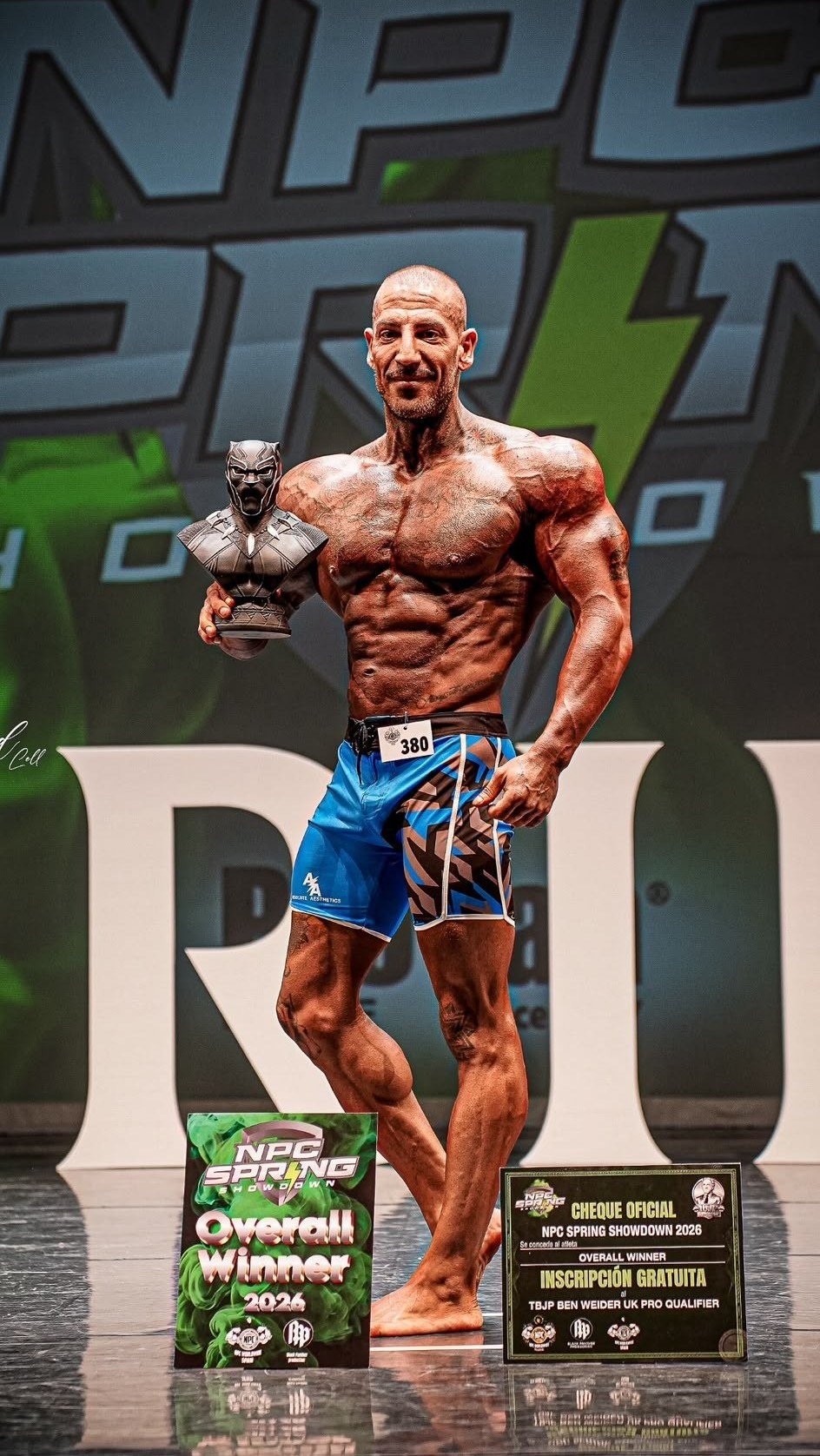 Andoni con su trofeo de competición